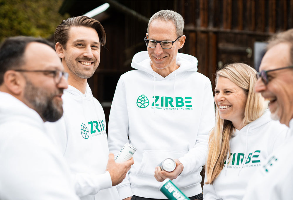 Gruppenfoto des ZIRBE-Teams – Leidenschaft für natürliche Getränke