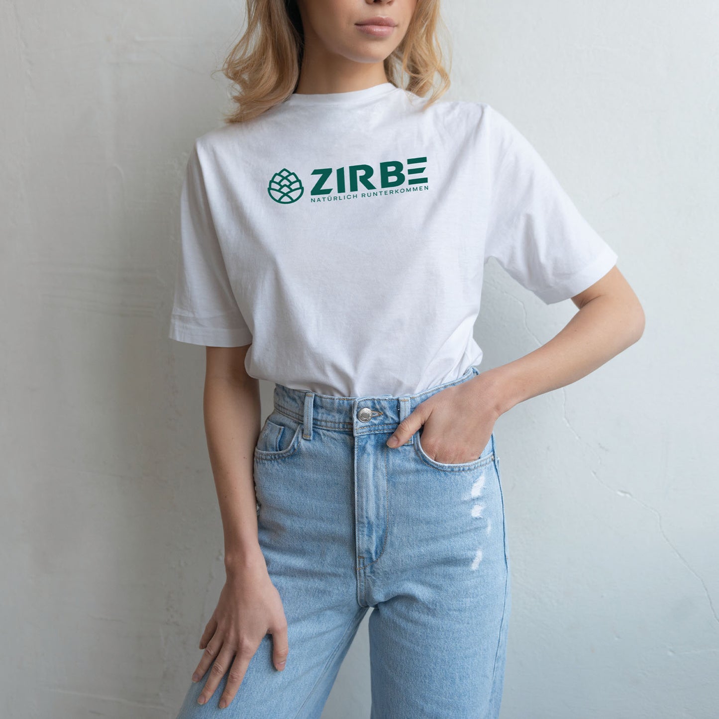 ZIRBE Alpine Essentials T-Shirt in Weiß – Hochwertiger ZIRBE-Merch